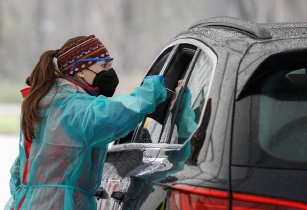 독일 방역요원이 차량 운전자를 대상으로 코로나19 감염검사를 하고 있는 모습. 사진=로이터
