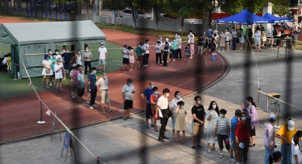 코로나19 검사를 받기 위해 길게 줄을 선 중국 우한 시미들. 사진=로이터