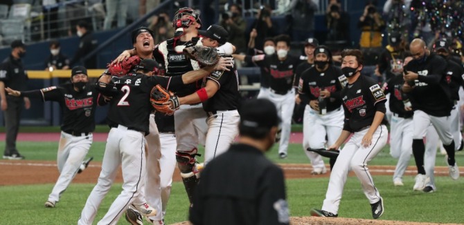 지난 11월 18일 서울 구로구 고척스카이돔에서 열린 2021 KBO 한국시리즈 두산 베어스와 KT 위즈의 4차전 경기. 8대 4로 우승을 차지한 KT 선수들이 기뻐하고 있다. 사진=뉴시스