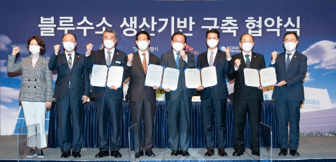 한국중부발전 김호빈 사장(오른쪽 2번째)이 26일 서울 소공동 롯데호텔에서 열린 '충청남도 보령시 친환경 청정수소 생산기반 구축을 위한 상호 협력' 업무협약식에서 추형욱 SK E&S 대표이사, 김부겸 국무총리 등과 기념사진을 찍고 있다. 사진=한국중부발전 