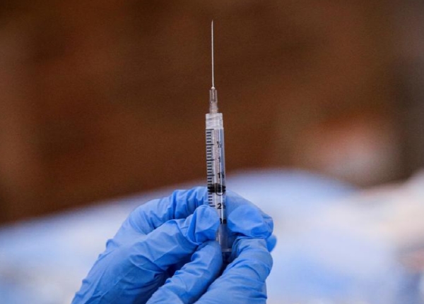 미국 뉴욕시에서 방역요원이 코로나19 백신을 주사기에 옮겨 접종하려고 준비하는 모습. 사진=로이터