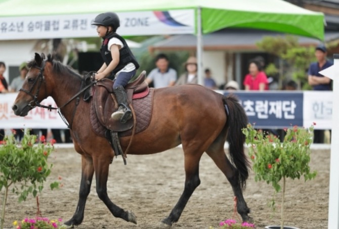 한국 어린이 승마선수가 승마 연습를 하고 있는 모습. 사진=한국마사회