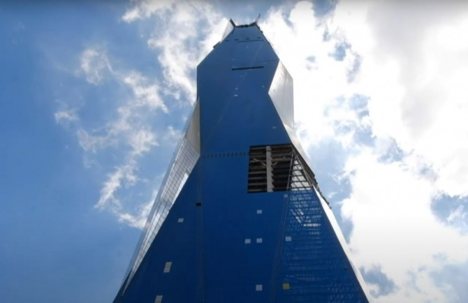 삼성물산이 시공하는 세계 2번째 높은 건물이 될 메르데카118이 첨탑을 최근 완성했다. 