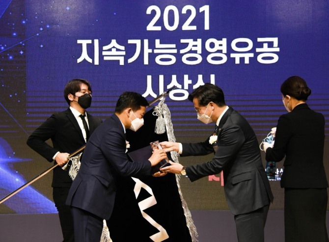 기아 김상대 기업전략실장(전무, 왼쪽 2번째)이 산업통상자원부 박진규 차관(왼쪽 3번째)으로부터 ‘2021 지속가능경영유공 정부포상’ 국무총리 표창을 수상하고 있다.사진=기아
