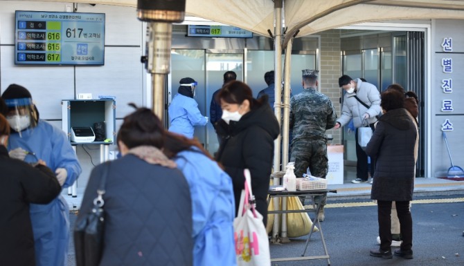 1일 오후 경북 포항시 남구 보건소 선별진료소를 찾은 시민들이 코로나19 검사를 받기 위해 서 있다. 사진=뉴시스