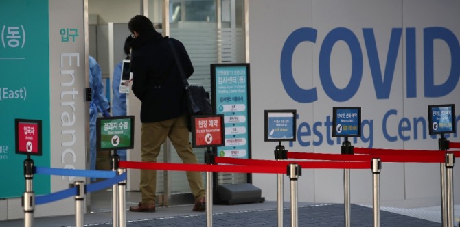 2일 인천국제공항 제1여객터미널에 마련된 검사센터에 해외 입국자가 들어가고 있다. 사진=뉴시스