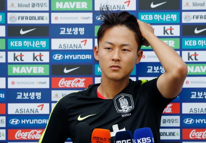 이승우 선수가 2019년 파주시 축구대표팀트레이닝센터에서 인터뷰에 응하고 있다. 사진=뉴시스