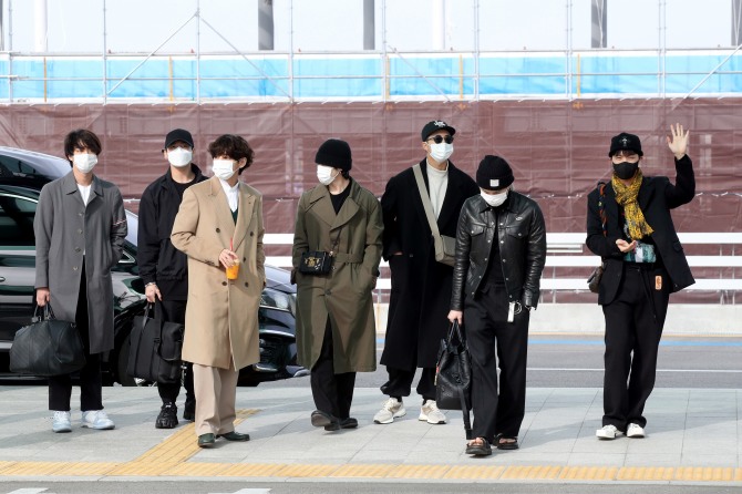  방탄소년단(BTS)이 지난 17일 오후 인천국제공항을 통해 미국 LA로 출국하고 있다.  사진=뉴시스
