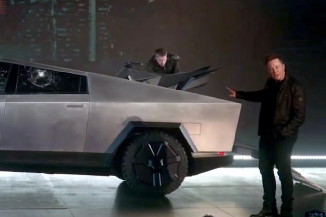 일론 머스크 테슬라 CEO가 지난 2019년 11월 21일(현지시간) 미국 로스앤젤레스의 테슬라 디자인 스튜디오에서 열린 사이버트럭 발표회에서 적재함에 실린 사이버쿼드 시제품에 대해 설명하고 있다. 사진=테슬라