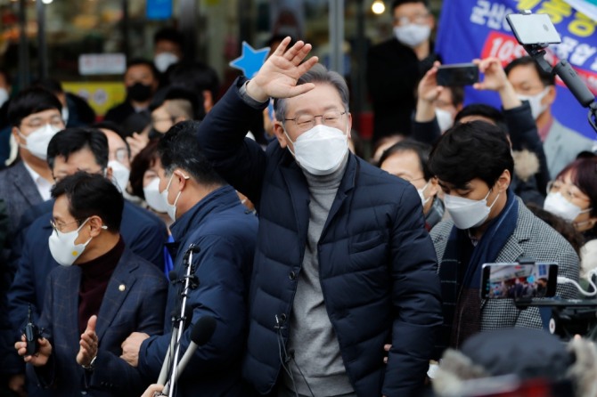 이재명 더불어민주당 대선 후보가 4일 전북 군산시 공설시장을 방문해 시민들에게 인사하고 있다. 사진=뉴시스