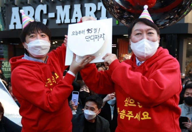 국민의힘 윤석열 대선후보와 이준석 대표가 4일 오후 부산 서면 젊음의 거리에서 커플 후드티를 입고 시민들에게 인사하고 있다. 사진=연합뉴스