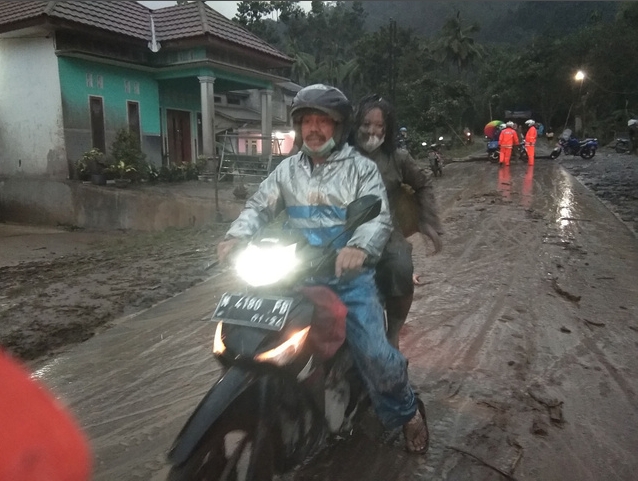 인도네시아 동부 자바섬의 스메루 화산(해발 3676m) 분화로 화산재로 덮인 도로를 오토바이로 달리고 있다. 사진=로이터