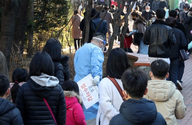 5일 오후 서울 서초구보건소 선별진료소에서 시민들이 코로나19 검사를 받기 위해 대기하고 있다. 사진=뉴시스