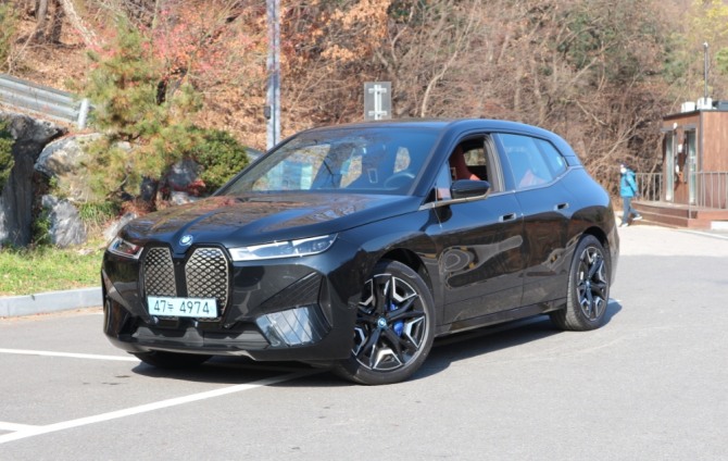 BMW iX 정면 모습. 사진=글로벌이코노믹 김정희 기자