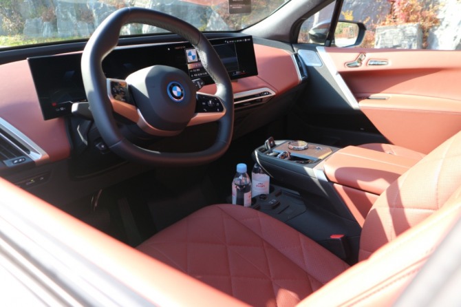 BMW iX 운전석 모습. 사진=글로벌이코노믹 김정희 기자