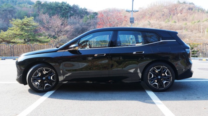 BMW iX 측면. 사진=글로벌이코노믹 김정희 기자