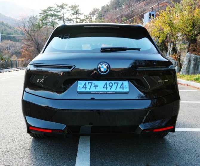 BMW iX 후면. 사진=글로벌이코노믹 김정희 기자