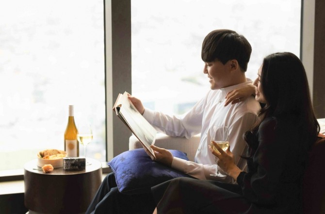 그랜드 하얏트 서울은 연인과 로맨틱한 하루를 보낼 수 있는 '스페셜 로맨틱 이스케이프' 패키지를 마련했다. 사진=그랜드 하얏트 서울