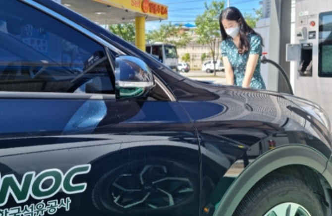 한국석유공사 관계자가 알뜰주유소에서 알뜰유를 주유하는 모습. 사진=한국석유공사 공식 블로그 