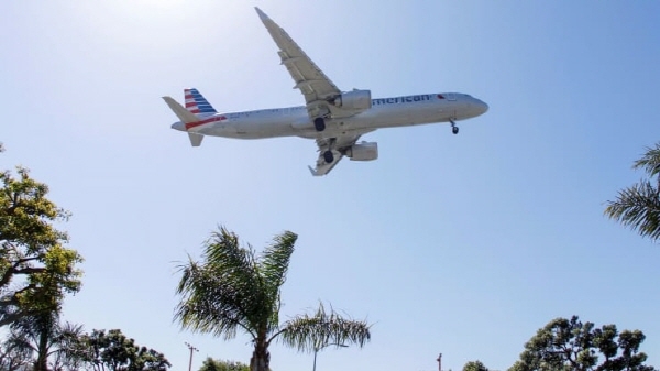 아메리칸항공사의 여객기가 미국 LA공항에 착륙하는 모습. 사진=로이터