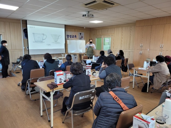 전남 구례군은 생활개선회 여성농업인의 재능 육성과 농촌생활의 활력을 제고하기 위한 과제교육의 일환으로 홈 카페 바리스타 과정을 개강했다. / 전남 구례군=제공