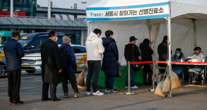 7일 오전 서울 강서구 김포국제공항 국내선 주차장에 설치된 서울시 찾아가는 선별진료소를 찾은 시민들이 검사를 받기 위해 줄 서 있다. 사진=뉴시스