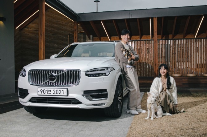 볼보 XC90 차량과 김무열, 윤승아 부부. 사진=볼보