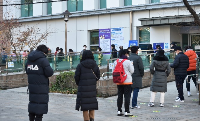 7일 오전 대구 달서구 보건소 코로나19 선별진료소에서 시민들이 코로나19 검사를 받기 위해 대기하고 있다. 사진=뉴시스