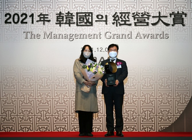 7일 열린 ‘2021 한국의 경영대상’ 시상식에서 조항목 NS홈쇼핑 대표이사(오른쪽)가 지속가능경영 부문 종합대상을 수상하고 기념사진을 촬영하고 있다. 사진=NS홈쇼핑