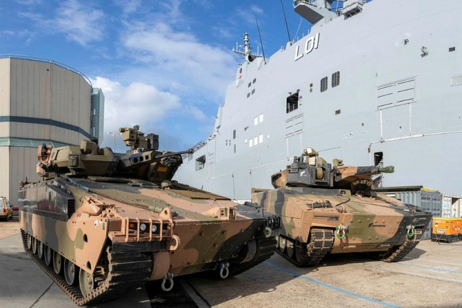 한화디펜스의 레드백 장갑차(왼쪽)와 라인메탈의 KF-41 장갑차가 호주 국방군의 해상 운송 테스트에 참가하고 있다. 사진=로이터