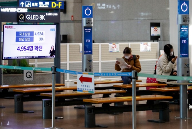 7일 오전 인천국제공항 제1여객터미널에 설치된 TV에 오미크론 관련 방송이 나오고 있다. 