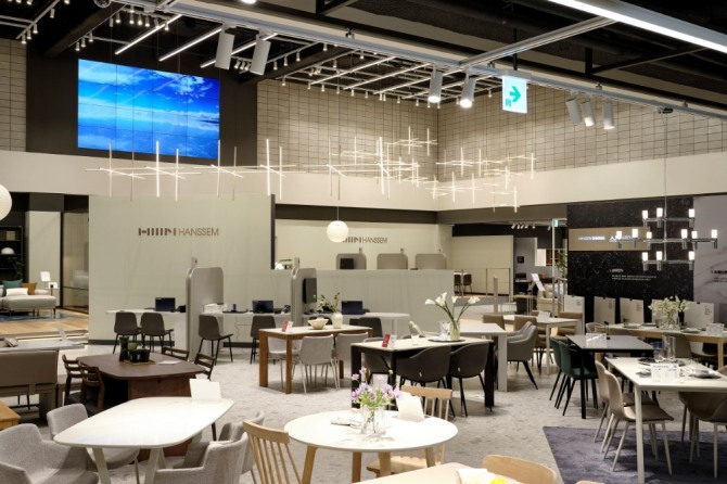 한샘디자인파크 마포점 식탁 전시 공간. 사진=한샘