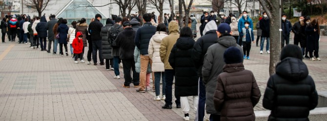 9일 오전 서울 마포구 서강대역에 설치된 임시선별검사소를 찾은 시민들이 검사를 받기 위해 줄 서 있다. 사진=뉴시스