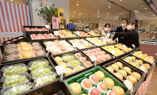 지난 1월 울산 남구 롯데백화점 울산점에서 소비자들이 선물세트를 보고 있다. [사진=뉴시스]