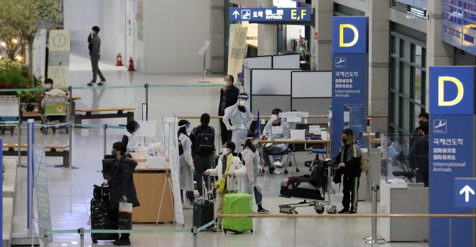 9일 오전 인천국제공항 제1여객터미널을 통해 승객들이 입국하고 있다. 중앙방역대책본부(방대본)는 회의를 통해 8일 입국제한 국가로 가나와 잠비아를 추가 지정했으며 이에 10일 0시부터 가나와 잠비아에서 오는 외국인의 입국이 금지된다. 앞서 정부는 오미크론 발생국인 남아프리카공화국과 인접국인 보츠와나, 짐바브웨, 나미비아, 레소토, 에스와티니, 모잠비크, 말라위, 나이지리아도 입국제한 국가에 추가했다. 사진=뉴시스