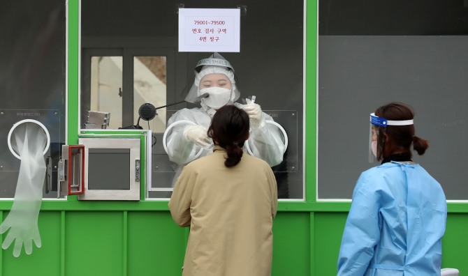 19일 오후 서울 송파구 잠실종합운동장 제2주차장에 마련된 '서울시 코로나19 검사소'를 찾은 시민들이 검사를 받고 있다. 사진=뉴시스