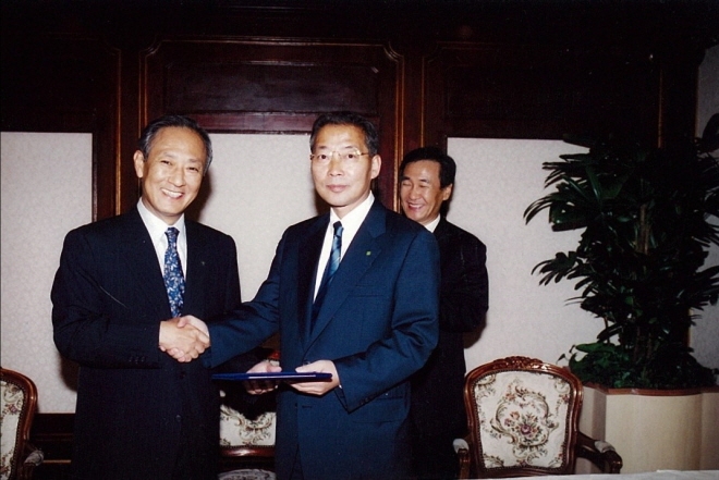 2002년 9월 서울은행, 하나은행 합병 본 계약 체결 [사진=하나은행]
