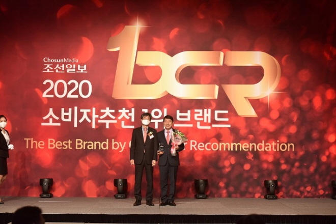 2020년 4월 오픈뱅킹 서비스. ‘2020 소비자 추천 1위 브랜드’ 오픈뱅킹 부문 대상 수상 [사진=하나은행]