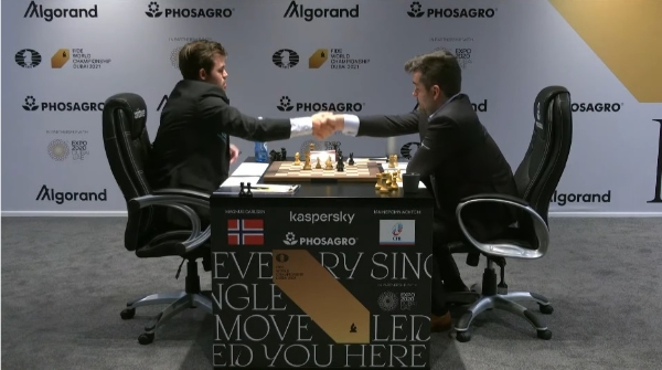 2021 세계 체스 챔피언 결정전에서 맞붙은 망누스 칼센(왼쪽)과 이안 네폼니아치. 사진=망누스 칼센 유튜브