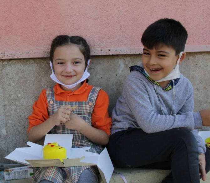 간식을 받은 터키 아이들이 웃음 짓고 있다. 사진=로이터