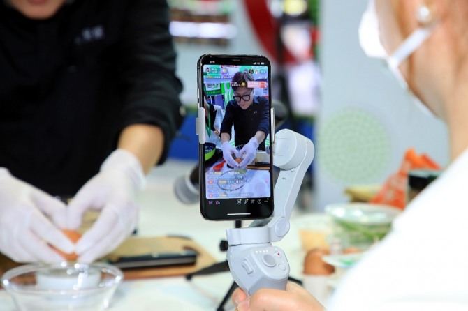 풀무원이 지난달 열린 중국 국제수입박람회에서 라이브 방송을 진행하고 있다. 사진=풀무원