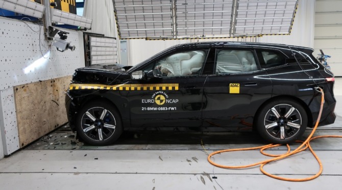 BMW의 전기차 SUV iX가 유로 NCAP 자동차 충돌 안전 평가에서 최고 안전 등급 별 5개 획득했다. 사진=BMW