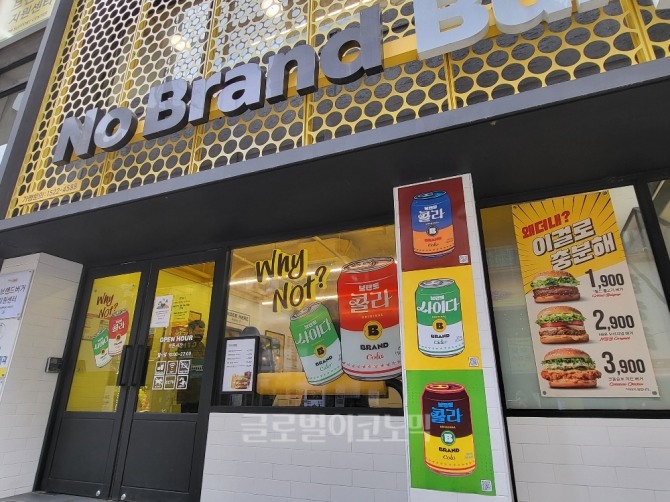 노브랜드 버거의 '브랜드' 출시는 2019년 이후 보인 행보의 연장선상에 있다. 노브랜드 버거는 앞서 고정관념을 깨는 다양한 상품을 출시하며 MZ세대 고객으로부터 관심을 받았다. 사진=손민지 기자
