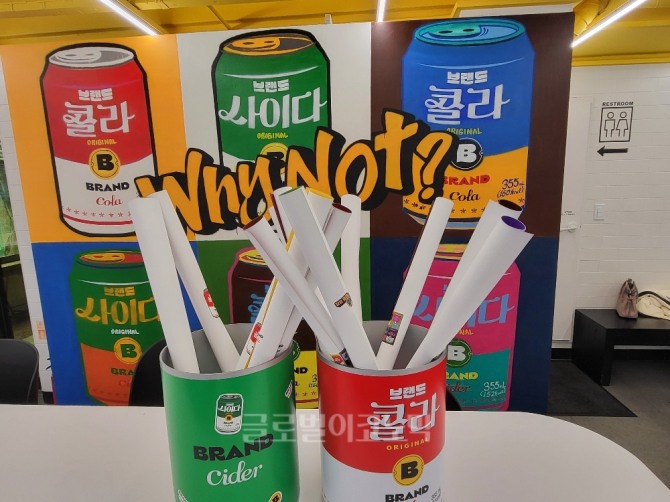 노브랜드 버거 서울시청점에는 브랜드 콜라와 브랜드 사이다를 소재로 한 그래피티 월이 있다. 이외에도 팝아트 포스터와 스티커를 무료로 주는 행사를 전개한다. 사진=손민지 기자