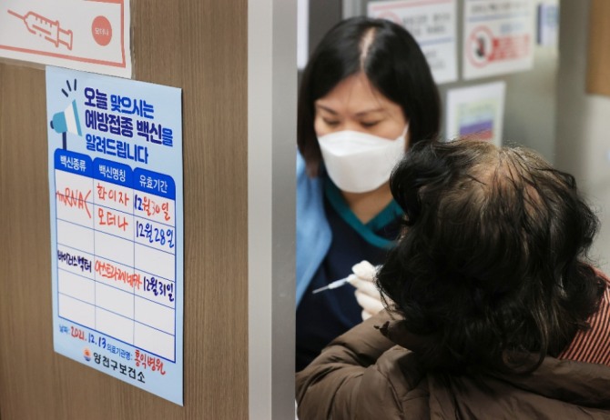 지난 13일 서울 양천구 홍익병원에서 한 시민이 코로나19 백신접종을 받고 있다. 사진=연합뉴스