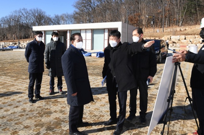 강화군 유천호 군수는 관청근린공사 조성사업 현장 방문해 점검하고 있다.  (사진=강화군 제공)