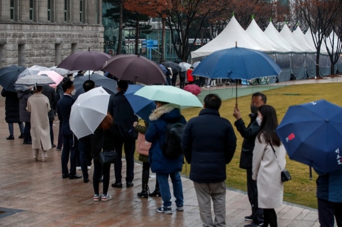 15일 오전 서울 중구 서울광장에 설치된 임시선별검사소에서 시민들이 코로나19 진단검사를 받기 위해 줄 서 있다. 이날 0시 기준 국내 코로나19 신규 확진자는 7850명으로 집계됐다. 사진=뉴시스