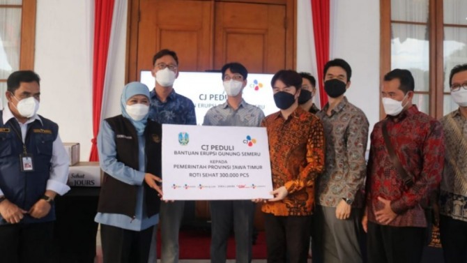 지난 16일 CJ인도네시아는 30만개의 빵을 인도네시아 세메루 분화 피해자들에게 기부했다. 사진=wartabromo