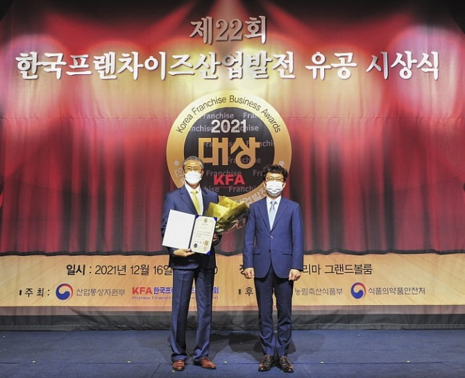 지난 16일 호텔 프리마에서 열린 '제22회 한국프랜차이즈산업발전 유공' 시상식에서 김대영 대표이사(왼쪽)가 기념 촬영을 하고 있다. 사진=메가커피
