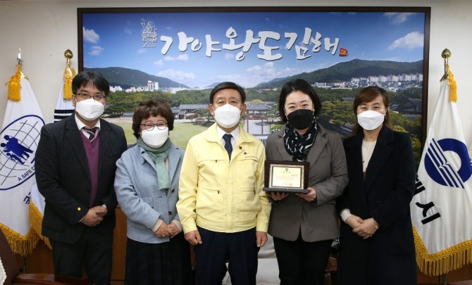 갑을장유병원이 16일 지속적인 지역사회 공헌 활동을 통해 김해시로부터 감사패를 수상했다. 사진=갑을장유병원